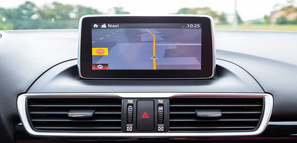 Nutzen Sie moderne Navigationssysteme oder Apps, um Staus zu umgehen.