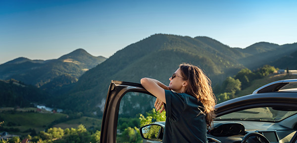 Planen Sie ausreichend Pausen auf Ihrer Autoreise in den Urlaub ein.