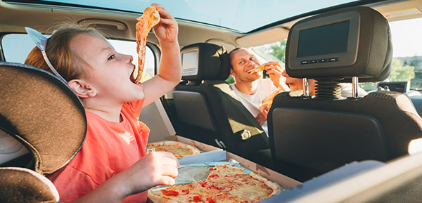Regelmäßige Pausen bei Autofahrten in den Urlaub sind wichtig.