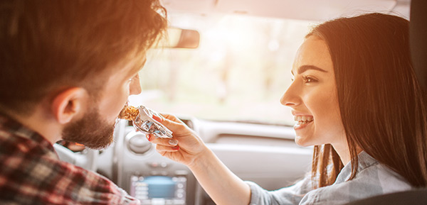 Nehmen Sie genügend Snacks und Getränke im Auto mit.