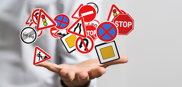 Halten Sie sich an die Verkehrsregeln, fahren Sie vorsichtig und passen Sie Ihre Fahrweise den örtlichen Gegebenheiten an.