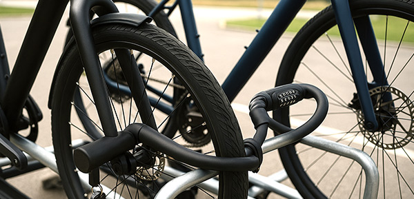 Fahrradschlösser sichern zwei Fahrräder am Heckträger gegen Diebstahl.