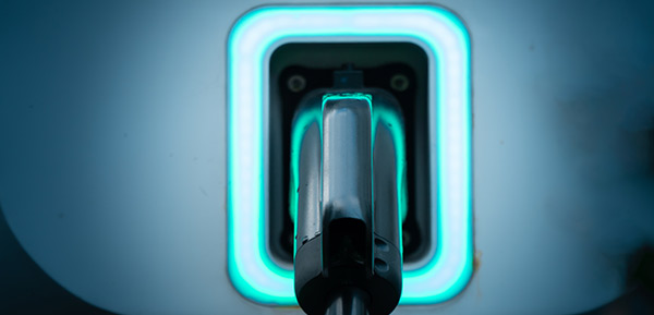 Direkt nach der Fahrt laden, Lithium Ionen Akkus, Fahrer, aufladen, Vergleich Ladezyklen und Ladepunkten, Ladesäule oder Ladestation für Elektrofahrzeuge