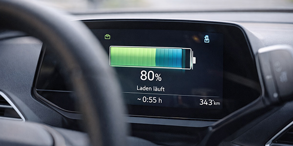 Anzeige des Ladezustands eines Elektroautos im optimalen SoC-Bereich.