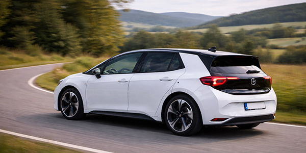 Elektroauto fährt gleichmäßig auf österreichischer Landstraße mit effizientem Fahrstil.