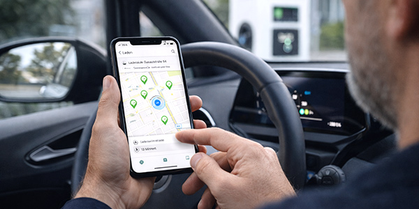 Ladeplanung für Elektroauto mit Smartphone-App im Fahrzeugalltag.