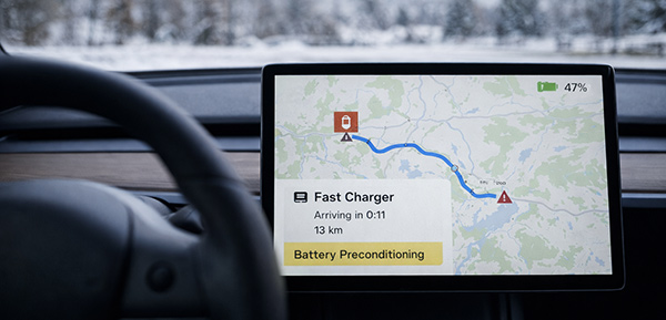 Navigationssystem eines Elektroautos zeigt aktivierte Batterie-Vorkonditionierung im Winter.
