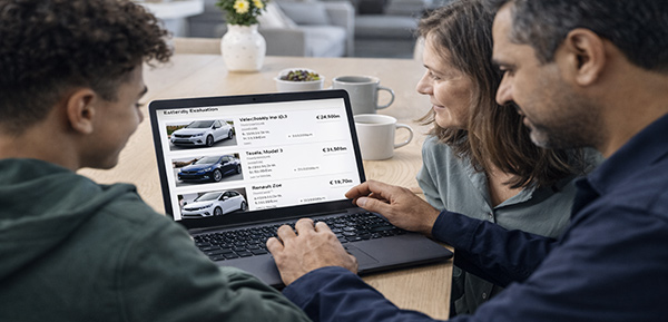 Familie sucht am Laptop gemeinsam nach einem passenden gebrauchten Elektroauto.
