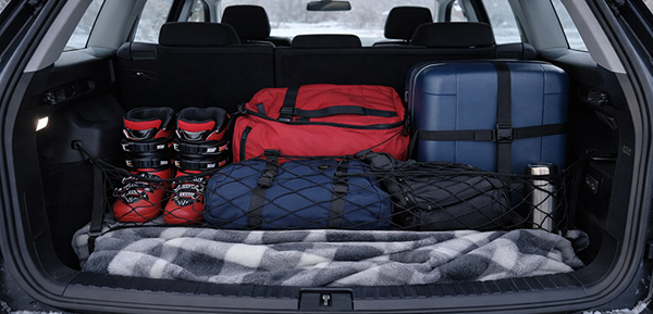 Gesichertes Wintergepäck im Kofferraum eines Familienautos.