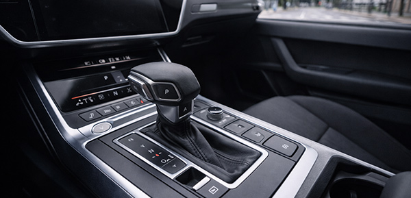 Automatik-Wählhebel in moderner Mittelkonsole für komfortables Fahren im Alltag