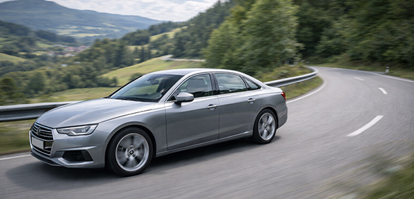 Dynamische Fahrt auf Landstraße als Sinnbild für sportliche Getriebe wie Doppelkupplung