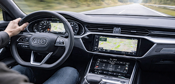 Autoinnenraum während der Fahrt mit Fokus auf Lenkrad und Mittelkonsole als Sinnbild für Getriebeentscheidung im Alltag