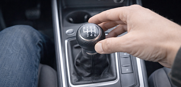 Manueller Schalthebel mit eingelegtem Gang als Symbol für klassische Handschaltung