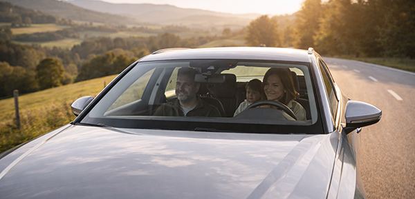 Entspannte Autofahrt über Landstraße als Symbol für die richtige Getriebeentscheidung