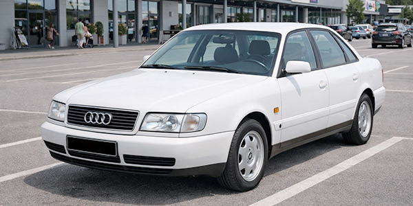 Audi 100 C4 mit aerodynamischem 90er‑Design und fortschrittlicher Dieseltechnik.