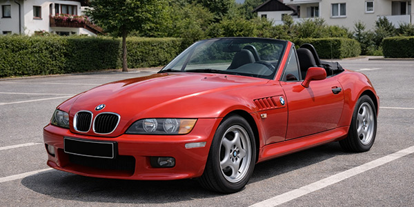 BMW Z3 Roadster als dynamischer 90er‑Jahre Youngtimer vor moderner Architektur.