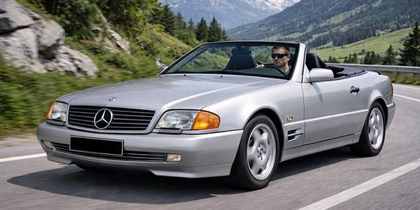 Mercedes SL R129 Cabrio auf Bergstraße – luxuriöser 90er‑Oldtimer mit offenem Verdeck.