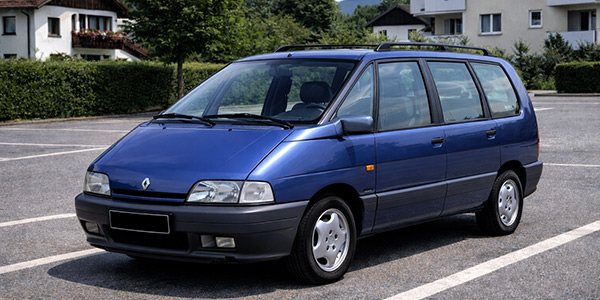 Renault Espace II als vielseitiger Familienvan der 90er Jahre auf österreichischem Parkplatz.