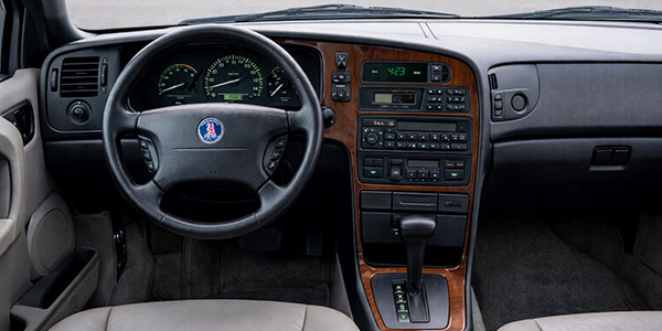 Saab 9000 mit offenem Cockpit und komfortbetontem 90er‑Interieur.