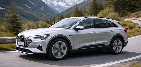 Premium Elektro-SUV fährt dynamisch auf alpiner österreichischer Bergstraße.
