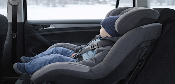 Reboard-Kindersitz zeigt rückwärtsgerichtete Sitzposition für Kleinkinder im Auto.